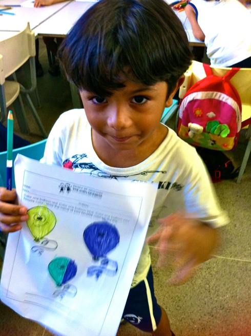 6 years old kid learning the colors in english class