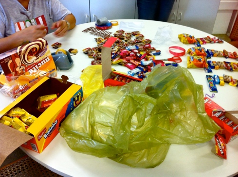 Teamwork with candies!